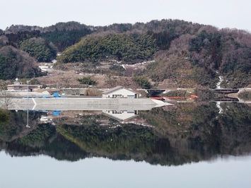 スサノオ大橋から艇庫を望む