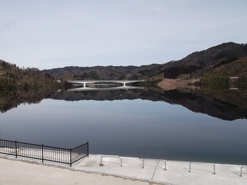 艇庫から北原大橋を望む