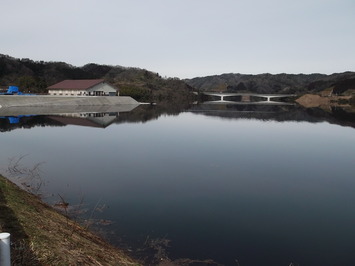 市道北原本郷線から艇庫・北原大橋を望む