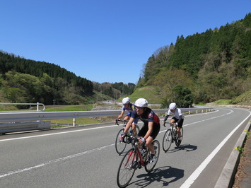 奥出雲町佐白付近を走る選手権クラスの選手たち（１）