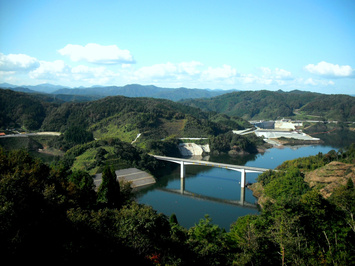 さくらおろち湖遠景