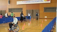 車いすスラロームの様子