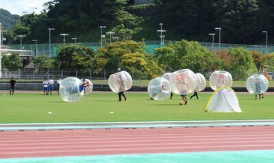 NPO法人ボアソルテスポーツクラブのバブルサッカー体験の様子