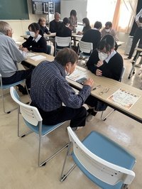 高校生等が講師となり実施するスマホ相談の模様2