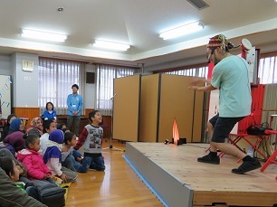 よしとさんが観客とやりとりする写真