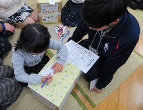 缶バッチを作るこどもの写真