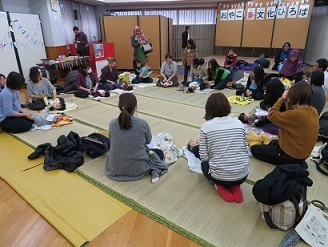 ベビーマッサージ風景写真