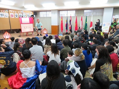 よしとさんが紙芝居を読む写真