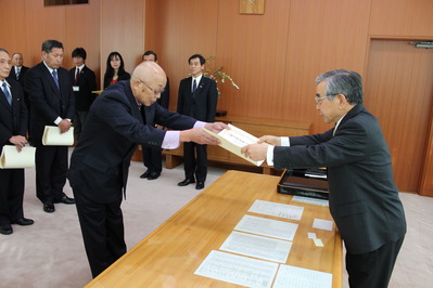 知事から表彰状の授与