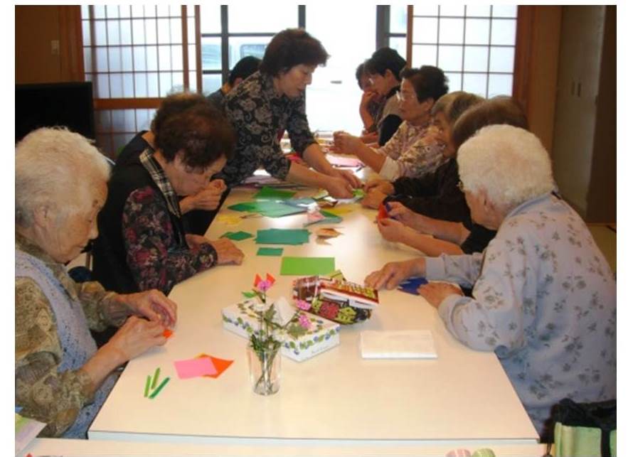 サロン活動（折り紙を折っている様子）