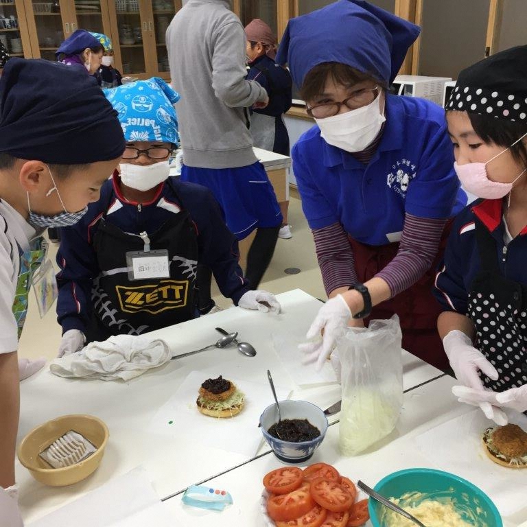 小学生とのバーガーづくり交流会