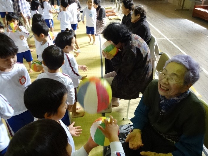 幼稚園児との世代間交流