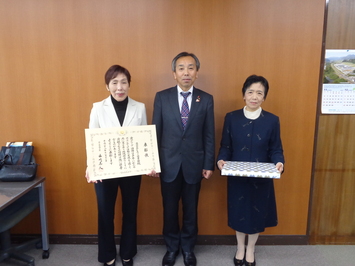 左：川本代表、中央：健康福祉部長、右：岡会員