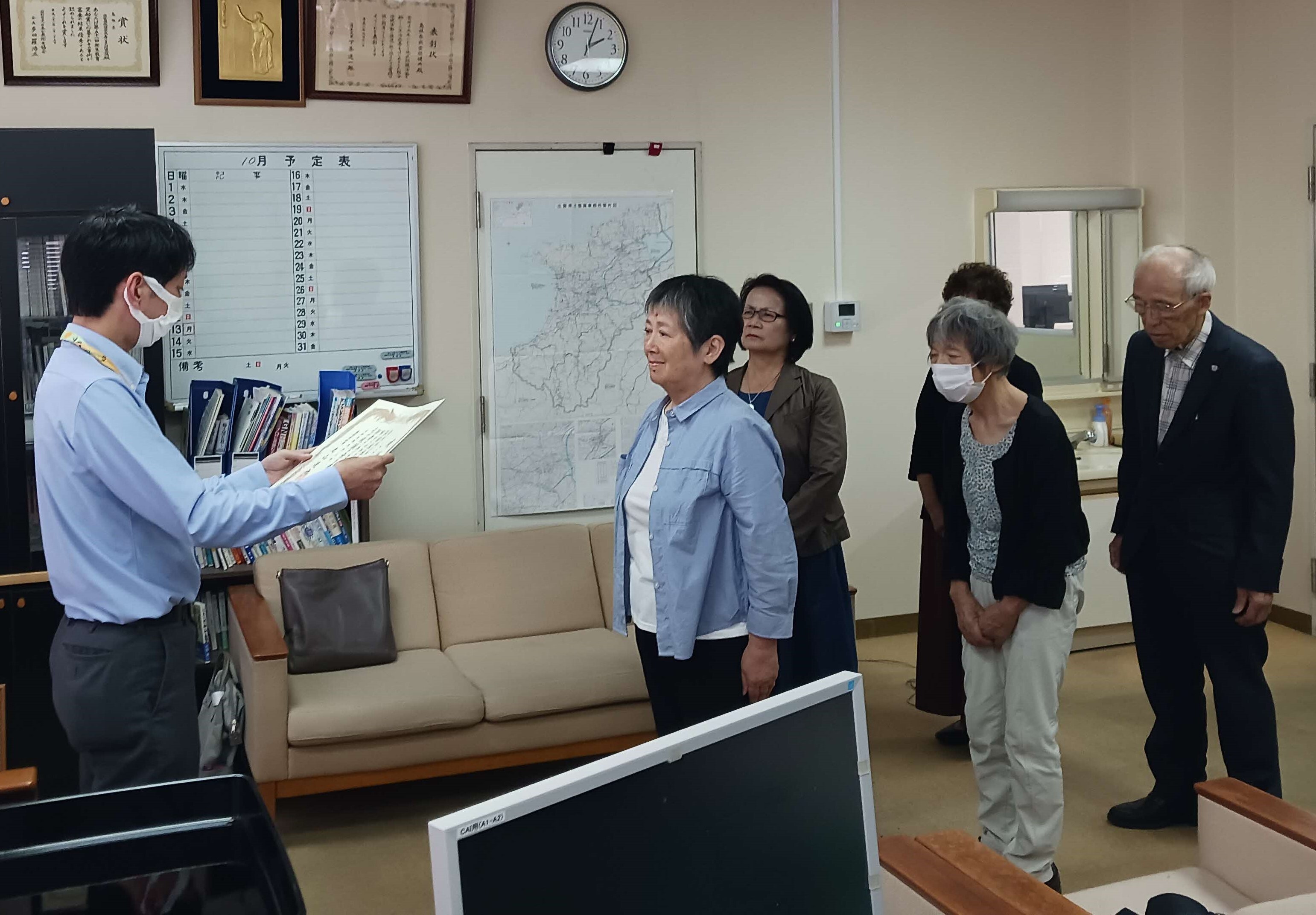 所長から代表者へ表彰状授与