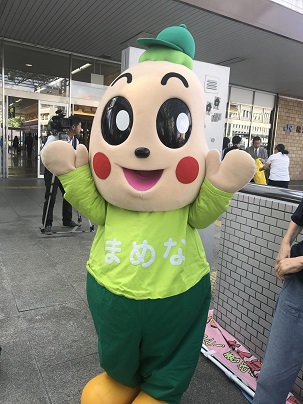 画像・駅前で啓発活動に参加しているまめなくん