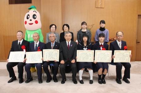 表彰後の記念撮影（写真）