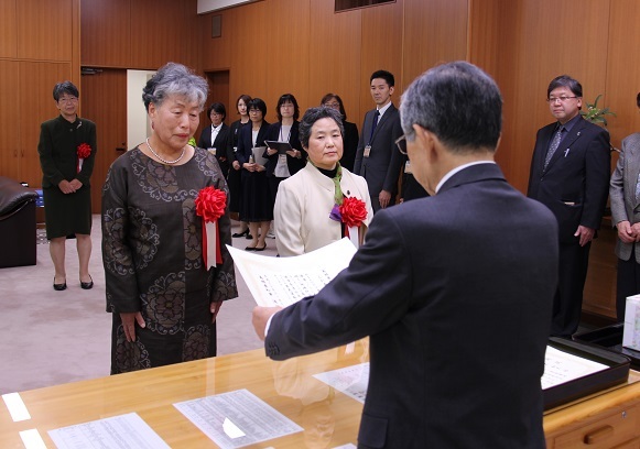 知事賞表彰状を授与される画像