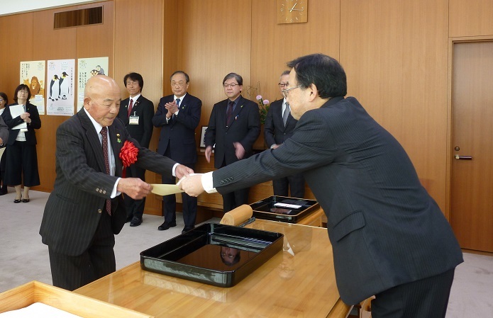 藤原副知事より表彰状を授与される瀬頭さん