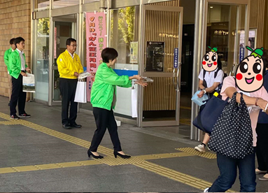 JR松江駅での配布の様子