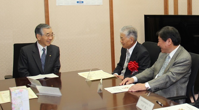 県知事と和やかに懇談している画像