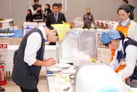 料理するみなさんの様子２