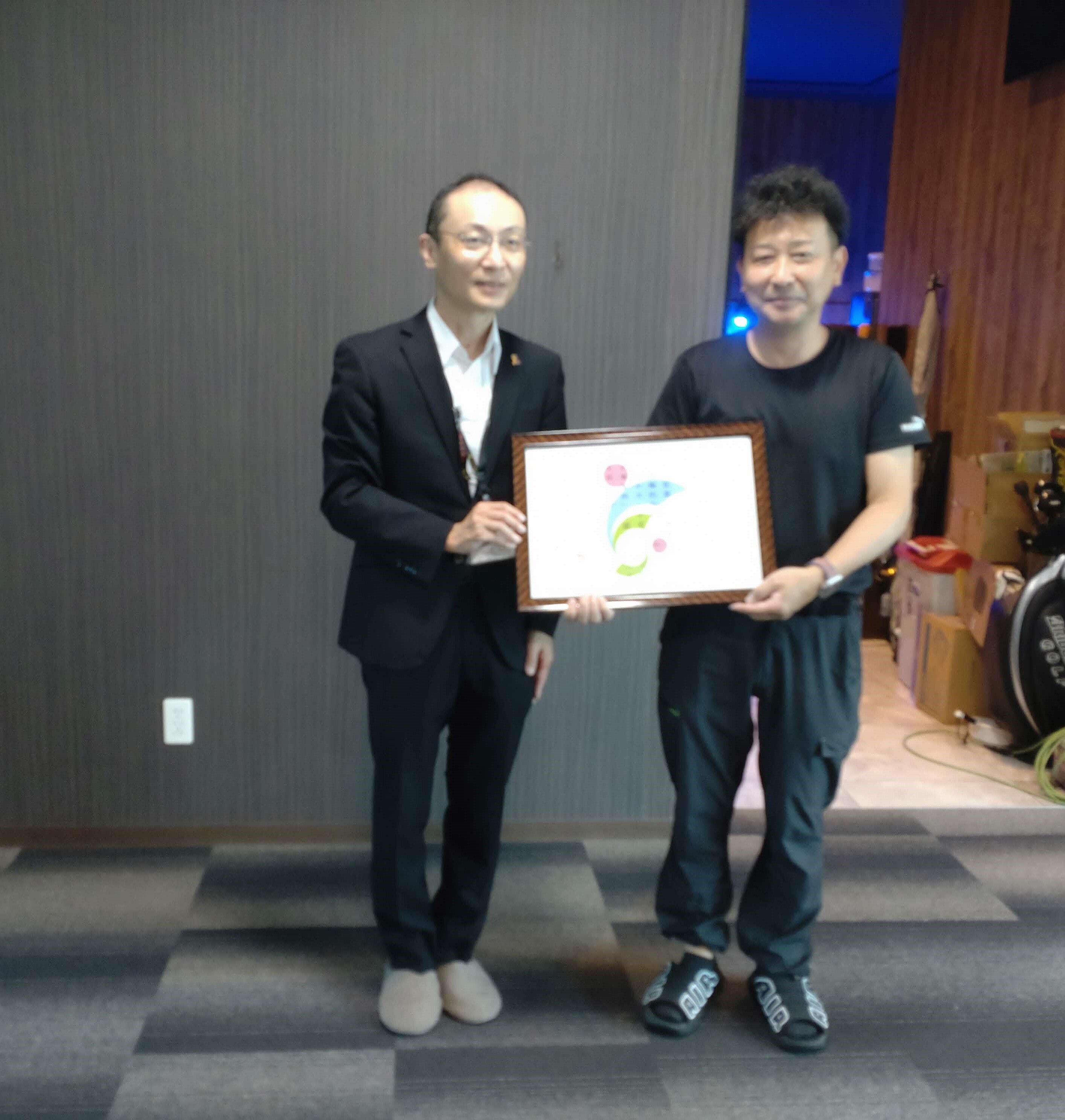 株式会社セイデンコーポレーション様へ認定証を交付する様子
