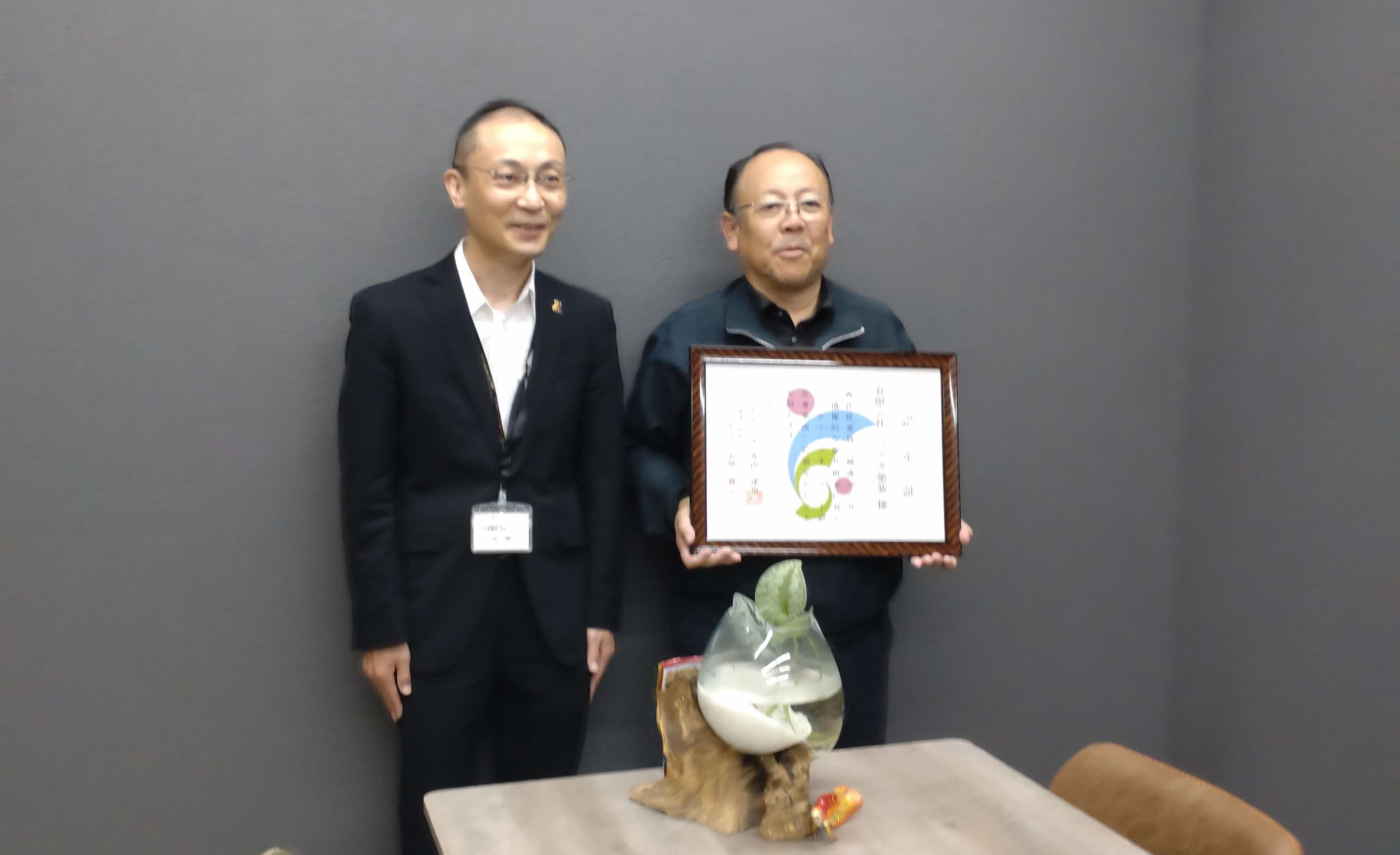 有限会社フクダ塗装様へ認定証を交付する様子
