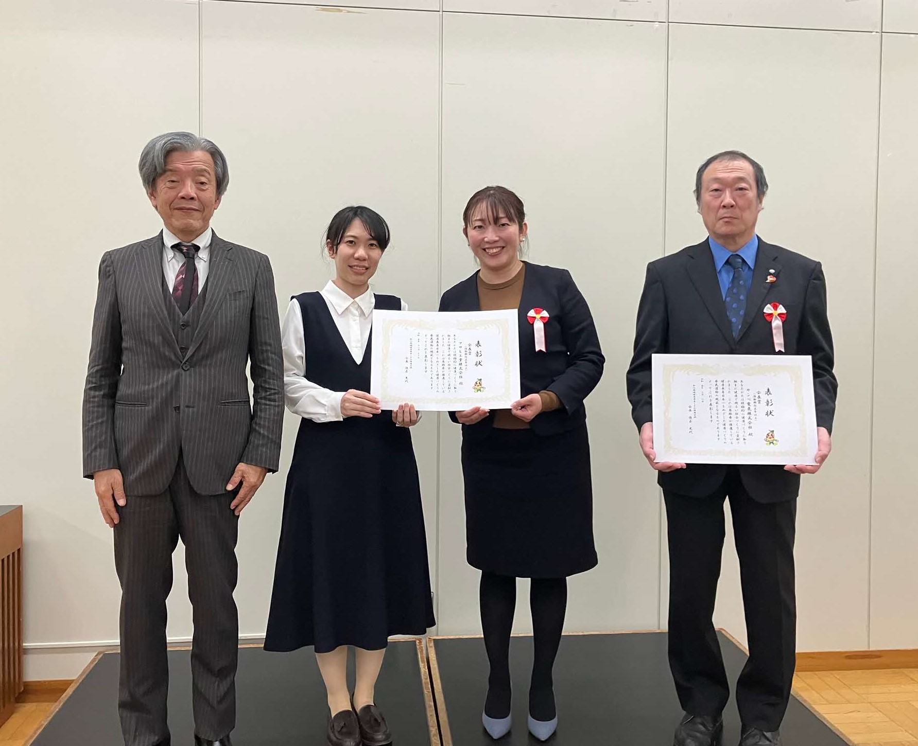 健康づくり活動表彰職域部門受賞団体と松江保健所所長との写真