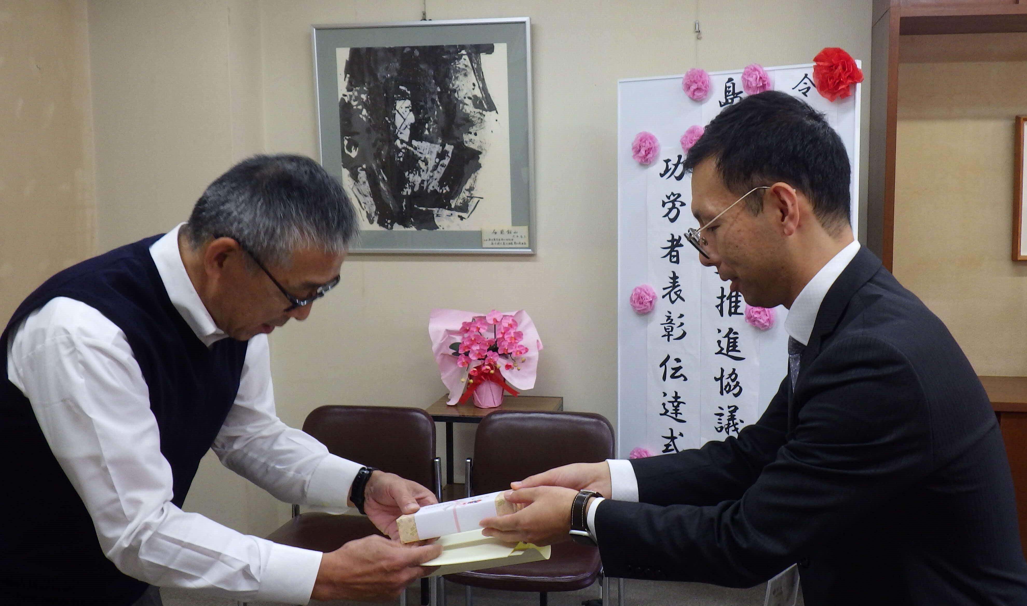 所長から受賞者に賞状と記念品を授与している様子