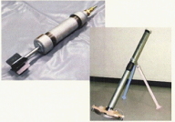 飛翔弾（左）と発射装置（模型）