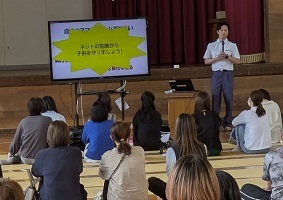 出雲市立四絡小学校でネット安全教室の様子