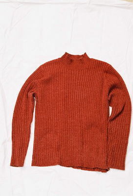 赤色ハイネックセーター