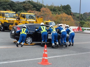 車を人力で動かす訓練