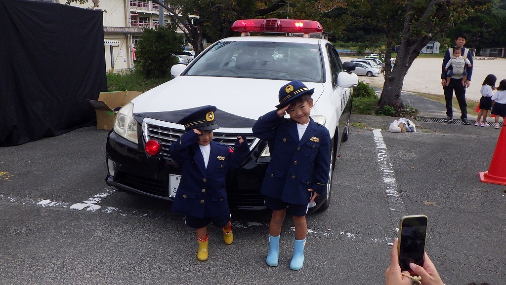 パトカーの前ではい！ポーズ！