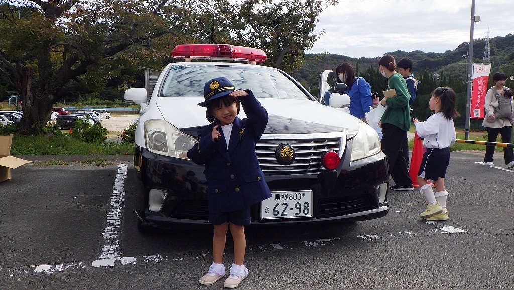 パトカーの前ではい！ポーズ！