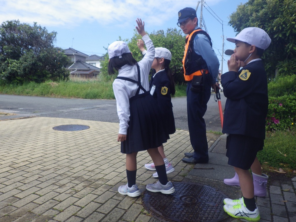 警察官と一緒に安全確認をする様子