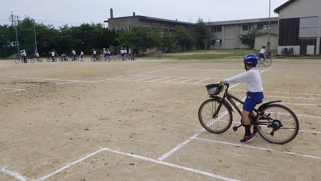自転車でも右左しっかり確認します！