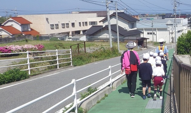 歩道の車道側を避けて歩く児童