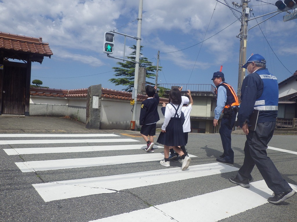 警察官と横断歩道を渡る様子