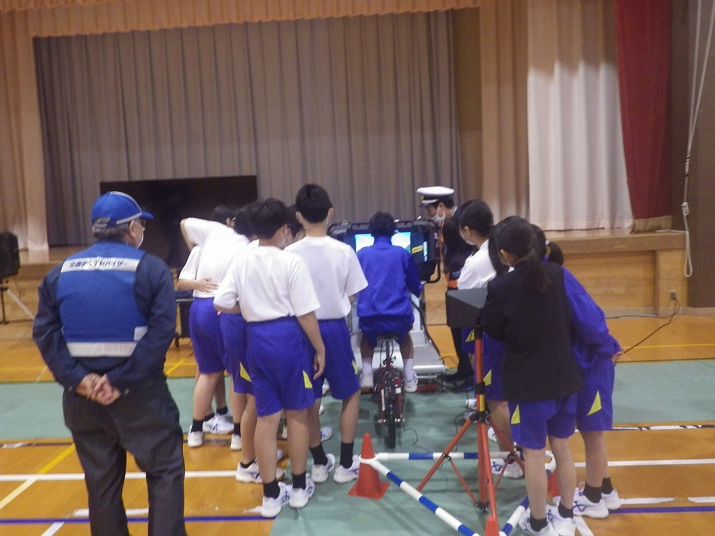 自転車シミュレーターを体験する生徒