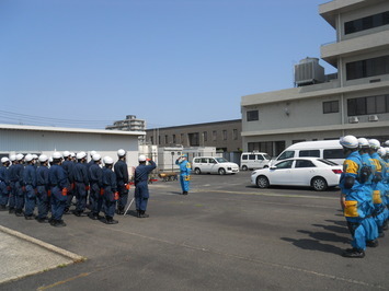 災害現場を想定した被災者の救出訓練の様子