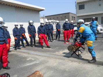 災害装備資機材の使用方法について教養を受けている様子