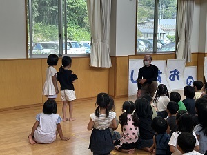 不審者役から声掛けをされている様子