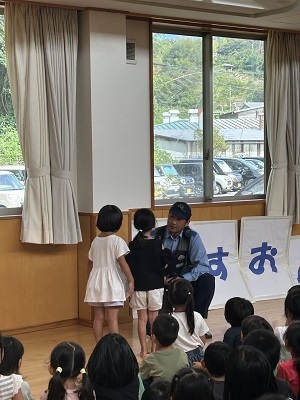 警察官と園児が話をしている様子