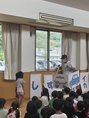 不審者役から声掛けをされている様子１