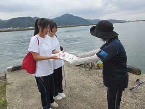 学生さんがチラシを配布している様子