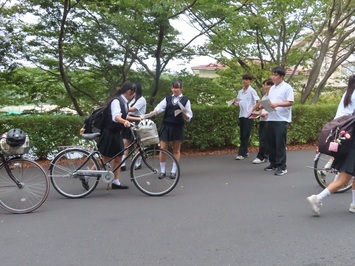 生徒がチラシ配布