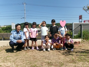 園児と署長の記念写真