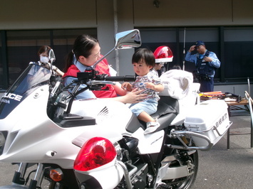 子供が白バイに乗車