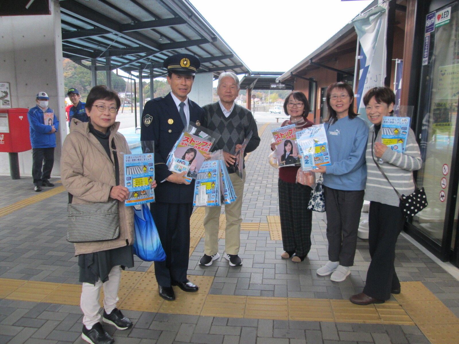 チラシなどを配布している様子